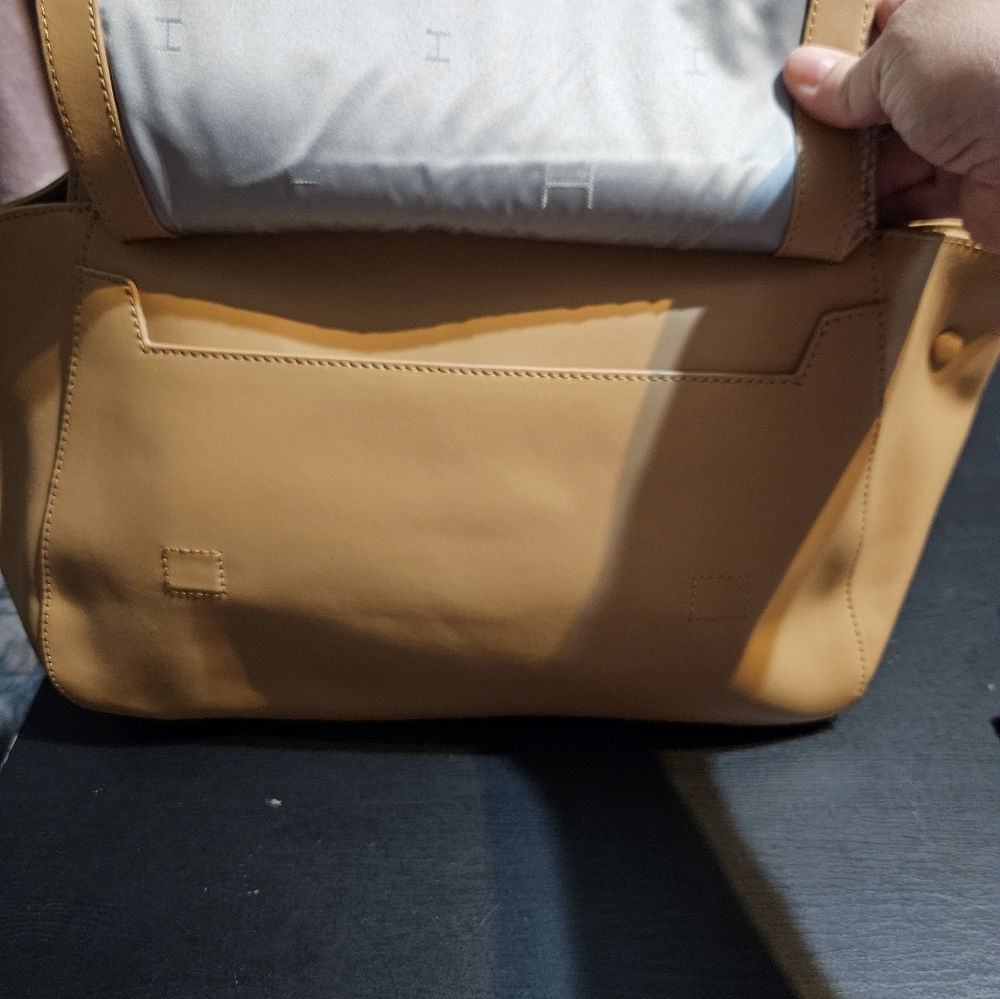 Elegant Tan and Cream Women's Handbag - Picture 3 of 12